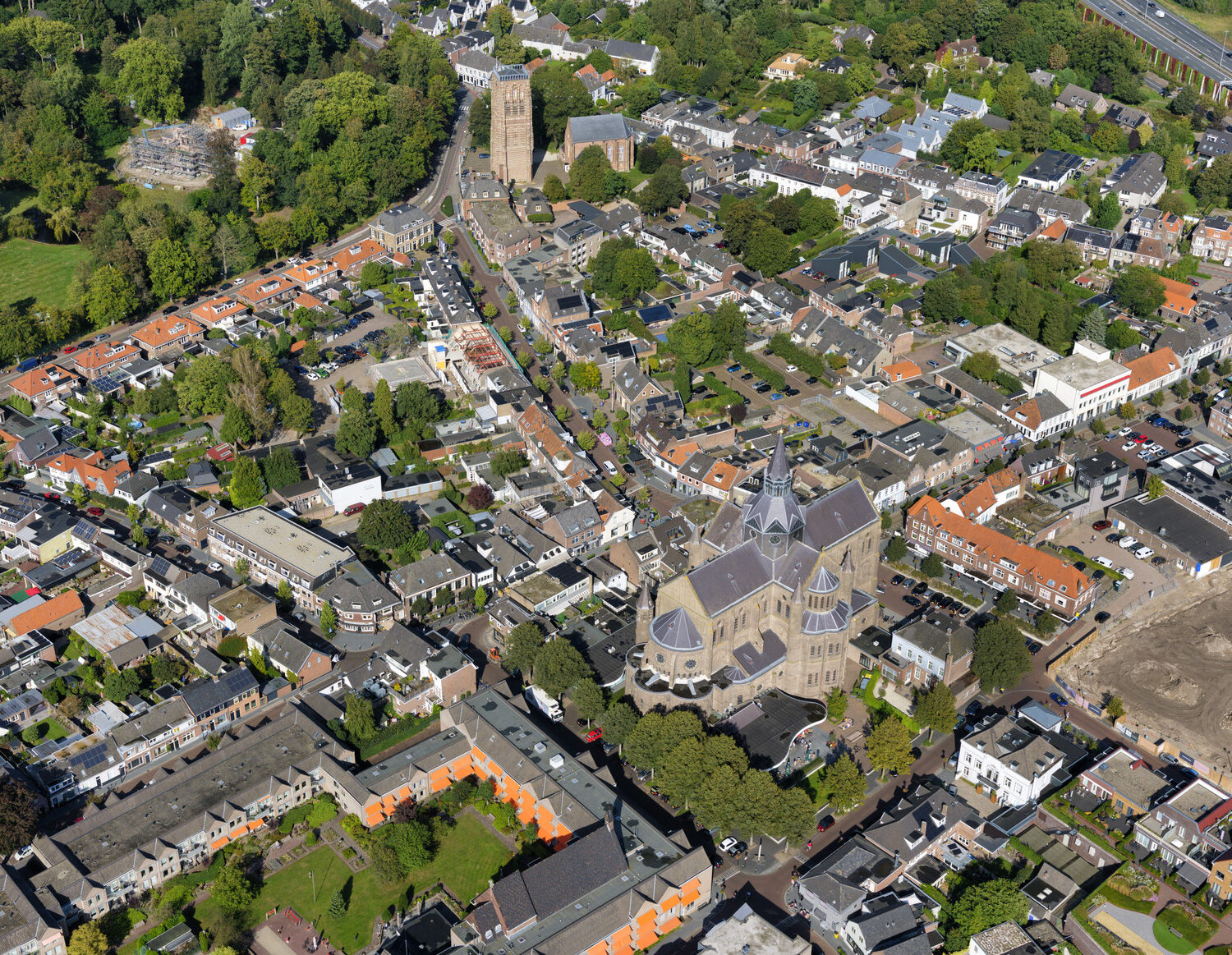 Vught luchtfoto Vughts Museum en Lambertuskerk
