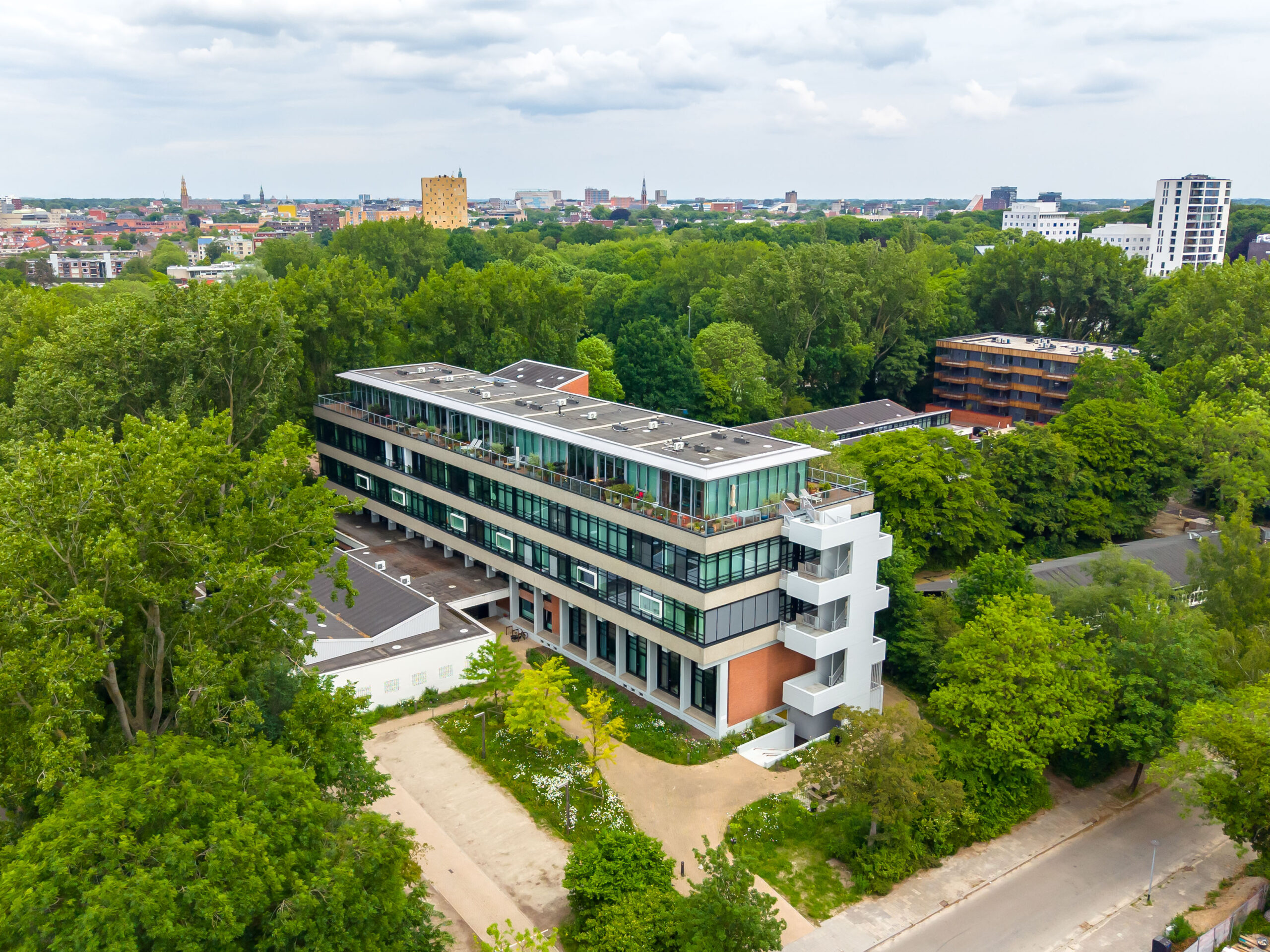 Het grote complex is Zin in Zuid aan de Van Schendelstraat