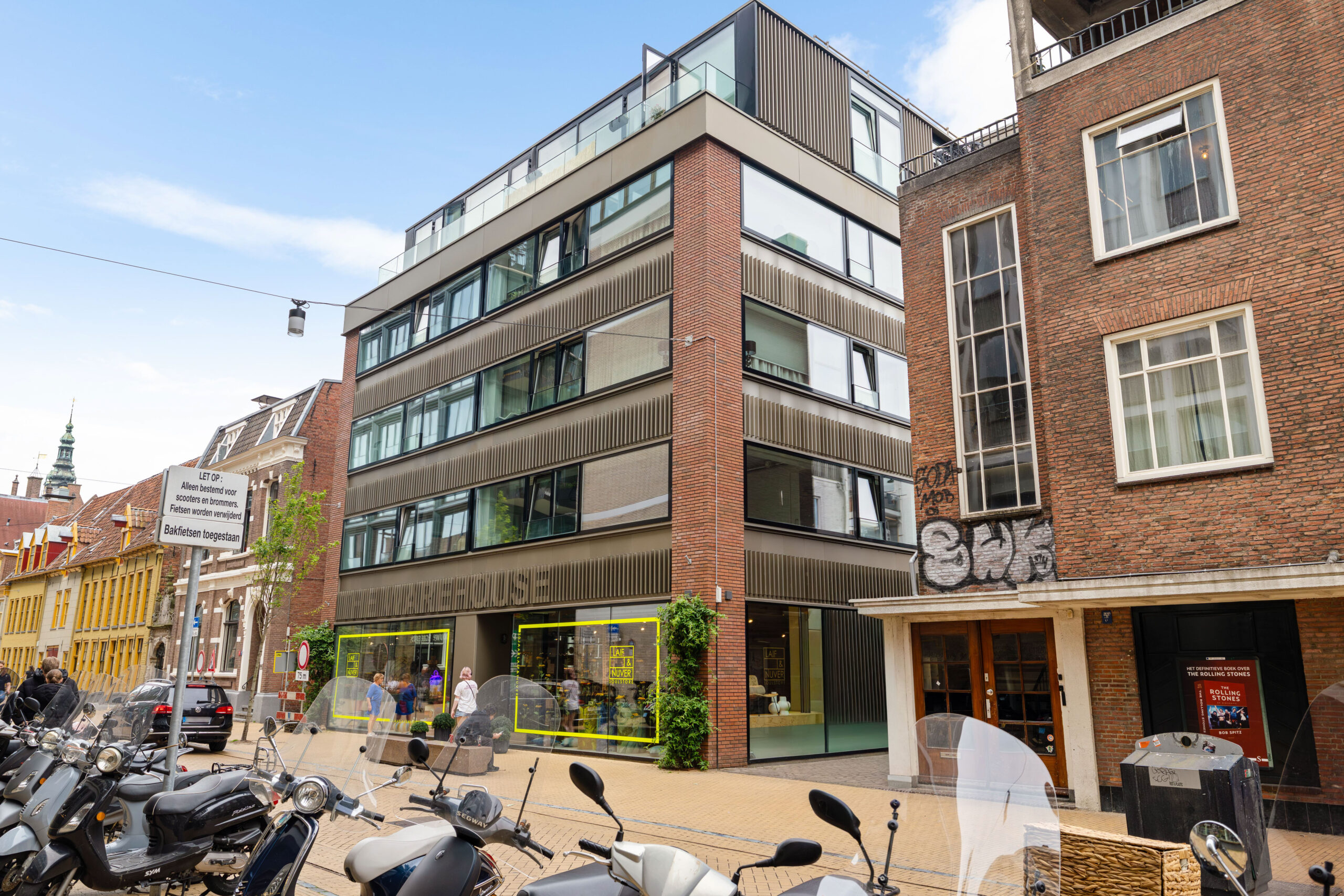 Het klein gebouw is Warehouse aan de Rode Weeshuisstraat